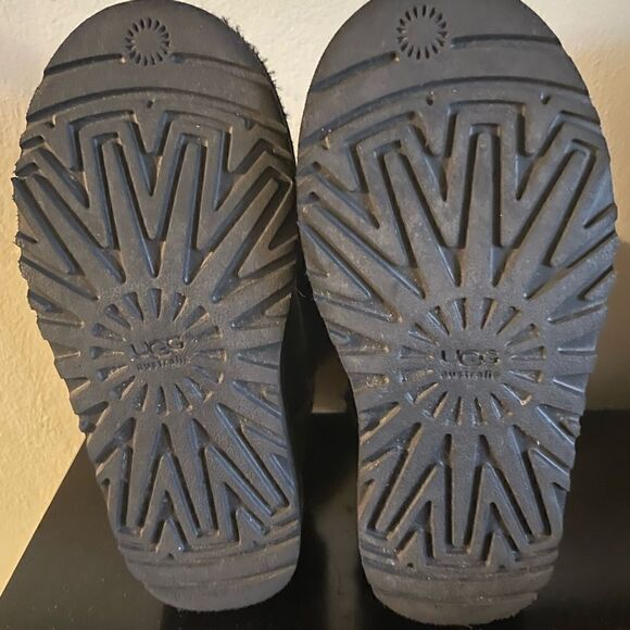 UGG Kids Bailey Button II (Toddler/Little Kid) Size 2. Excellent - Picture 5 of 6